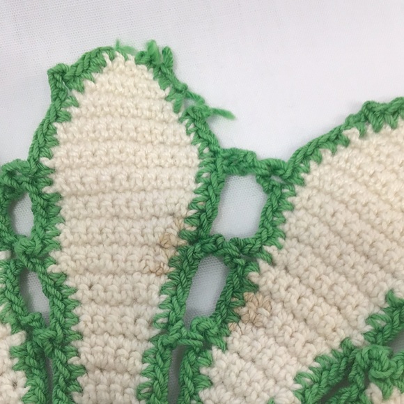 Vintage doilies Green trimmed cream or ecru off white Handmade set crochet - Picture 3 of 7